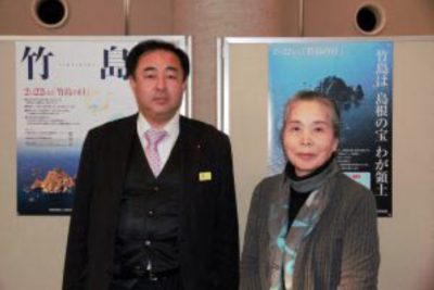 「県土・竹島を守る会」事務局長の梶谷萬里子さんと鈴木代表