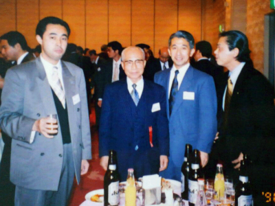 左から鈴木代表、山崎先生、一人おいて松村久義氏。平成8年