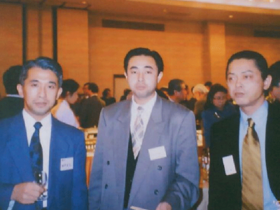 平成8年の松村氏(右)と鈴木代表(中央)