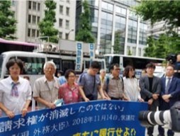街宣する韓国人の後ろに街宣車を付けて抗議