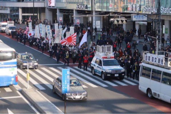 新宿を行くデモ隊