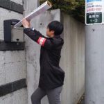 特大の抗議文を韓国大使館に投函する党員