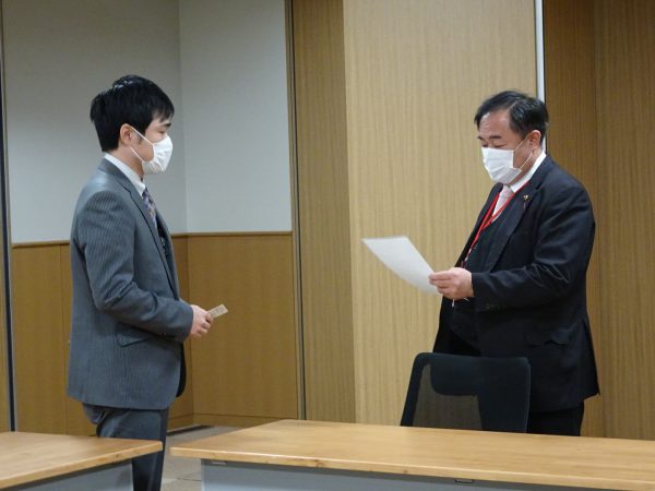 警察庁生活安全局保安課の警察官僚に対して新型コロナウイルス（武漢肺炎）感染拡大防止のためパチンコ店営業休止に関する要請文を読み上げる