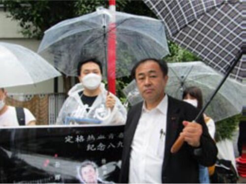 大使館前にて抗議する王戴氏と鈴木代表