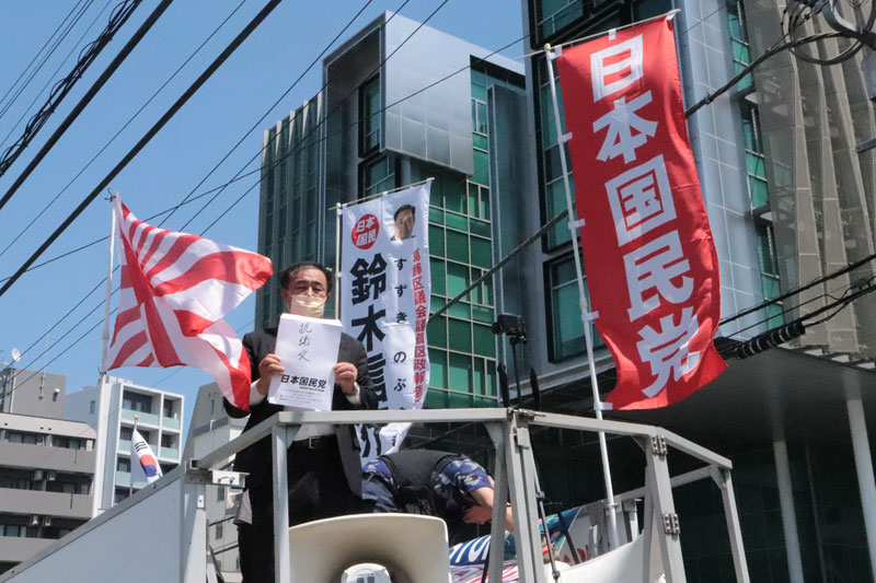 韓国大使館前に街宣車を付けて抗議文を読み上げる鈴木代表
