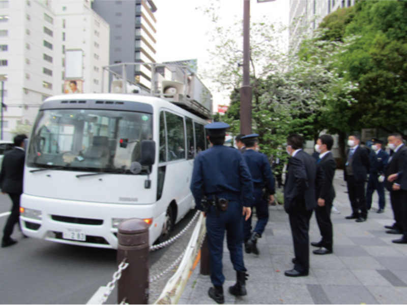 総理大臣 官邸で開催される「天 皇の退位等に関する皇 室典範特例法案に対す る附帯決議」有識者会 議に対して街宣車を出 して有志団体活動家ら と抗議街宣