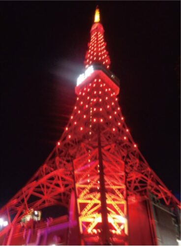 五星紅旗の赤色に染まった東京タワー