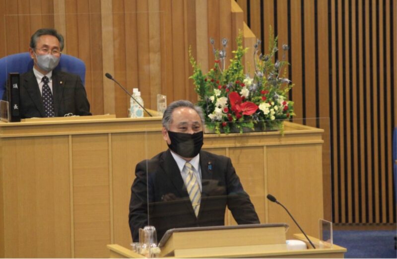 中国企業によるメガソーラー進出について議会で追及する石本市議