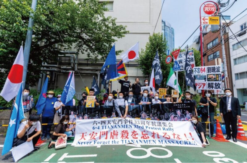 中国大使館への抗議に結集した参加者たち