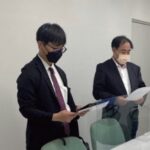 東京都庁で要請文を提出する鈴木代表と九十九党員